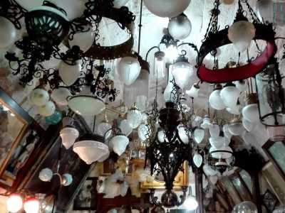 ...ad antiche lampade dalle forme pi� diverse..